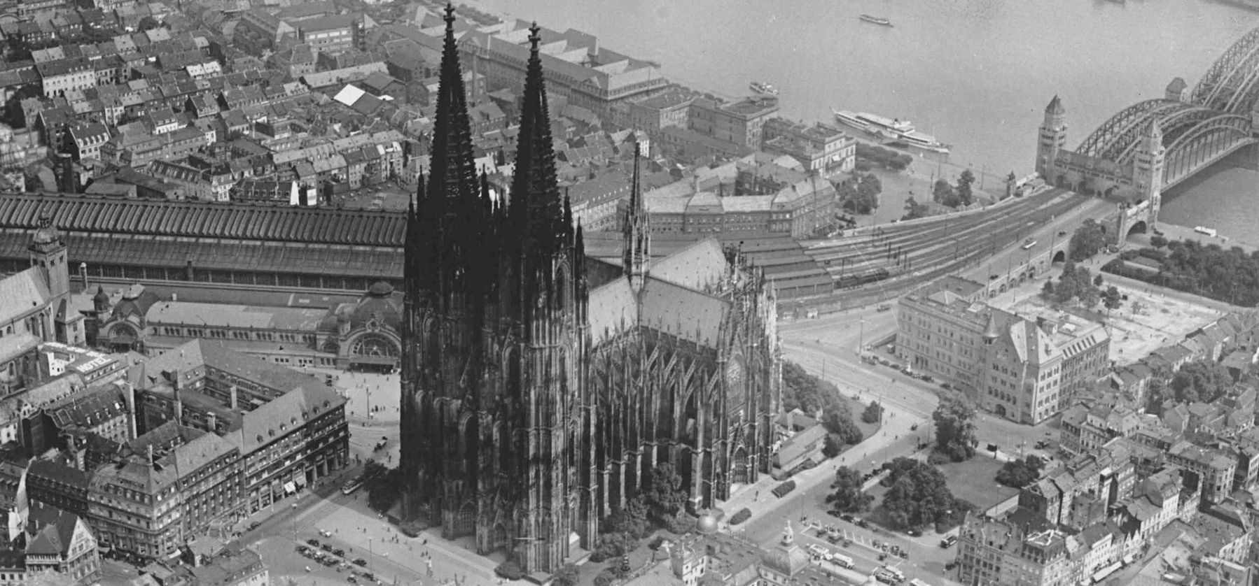 Szinte sérülés nélkül túlélte a II. világháborút, de a betörőknek sikerült kifogniuk a 141 éves kölni dómon – képek