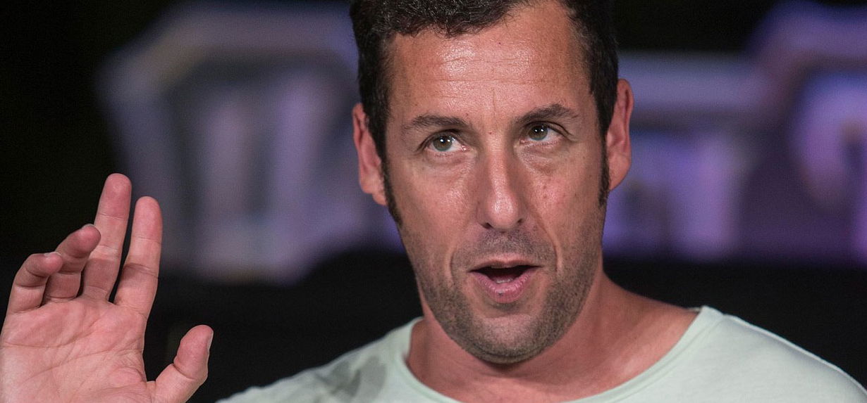 A fél internet Adam Sandler fürdőgatyás aputestén röhög – lesifotók