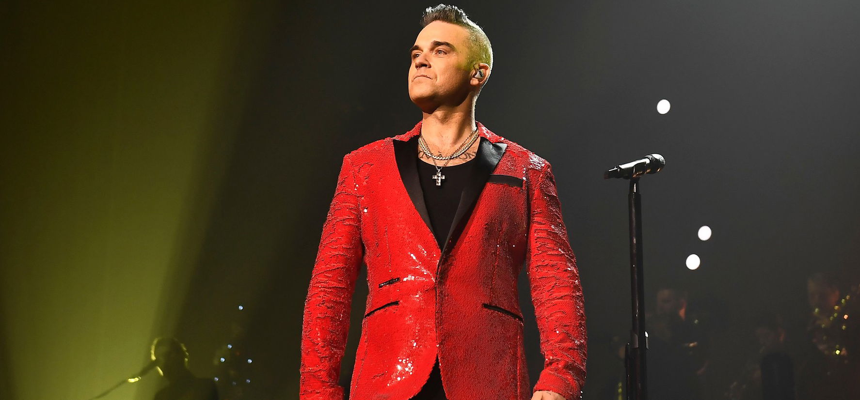 Az énekes Robbie Williamsnek már kezd kicsit aputeste lenni – lesifotók