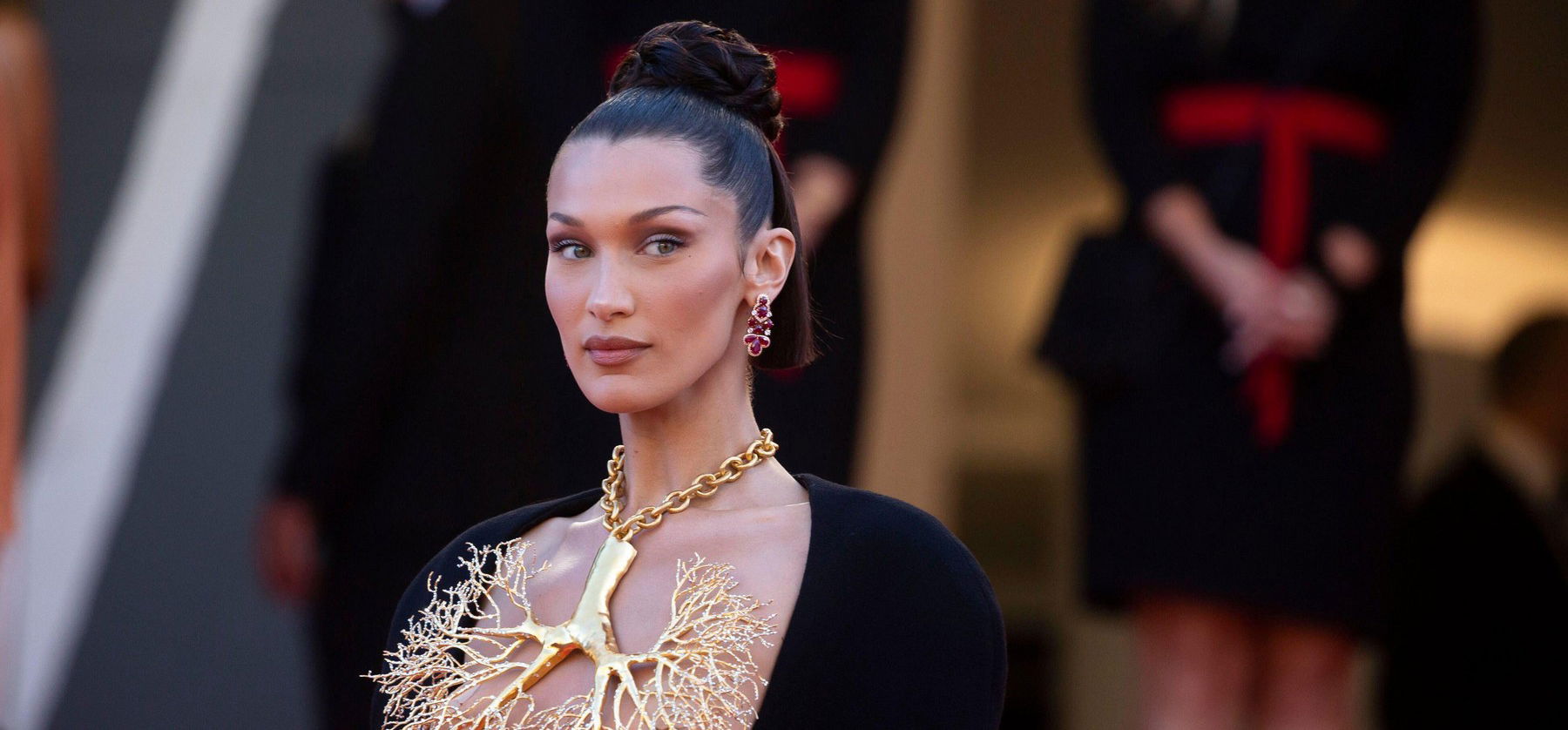 Bella Hadid még egy üdítőt is csak félmeztelenül tud reklámozni – 18+ fotó