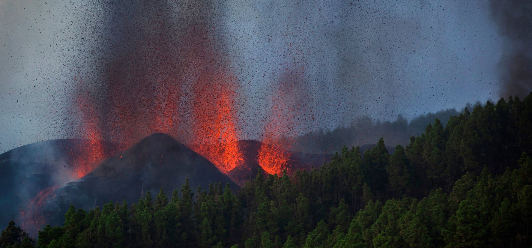 Fotókon a kanári-szigeteki vulkán kitörése