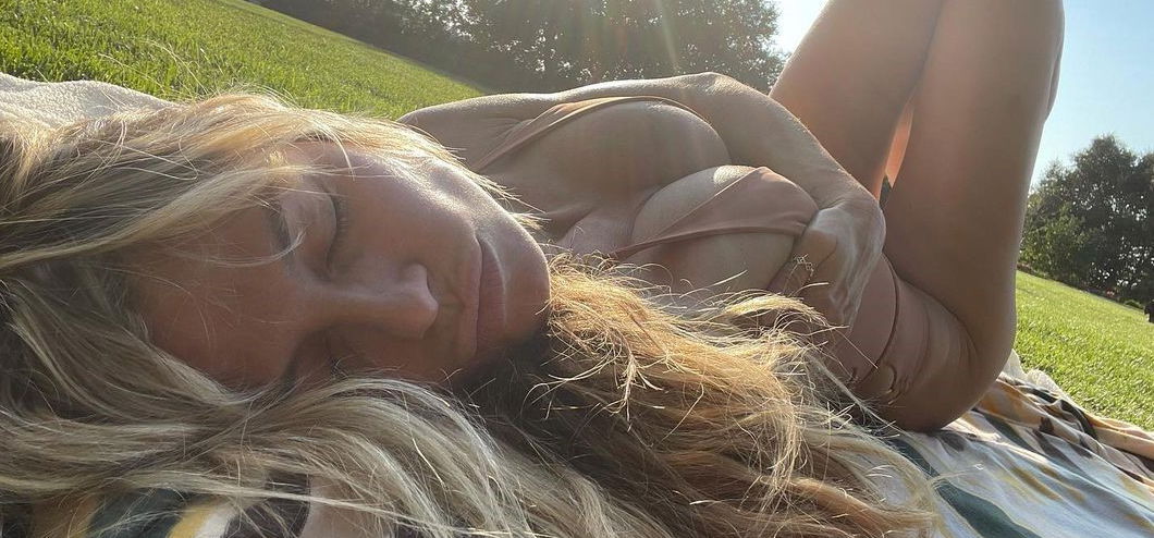 Nina Agdal teljesen meztelenre vetkőzött, de Heidi Klum is nagyot villantott – fotók (18+)