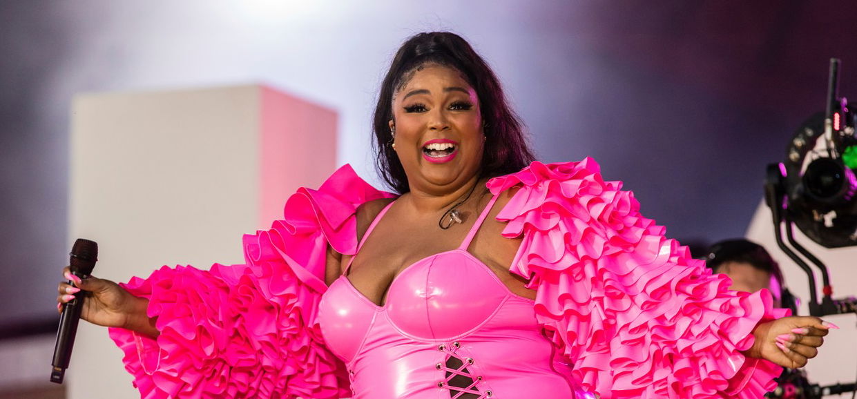 Lizzo bevállalta: teljesen átlátszó ruhában jelent meg Cardi B születésnapi buliján – 18+ képek