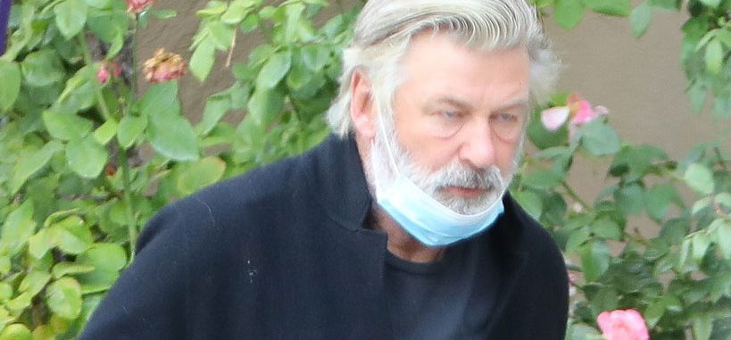 Szívszorító pillanatok: Alec Baldwin találkozott az általa véletlenül meggyilkolt operatőr özvegyével – lesifotók