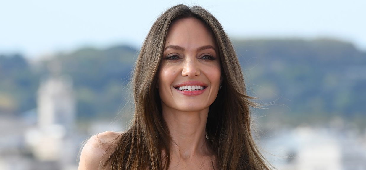 Angelina Jolie még mindig elképesztően dögös: a ruháján átütő mellbimbóival népszerűsíti az új filmjét – képek