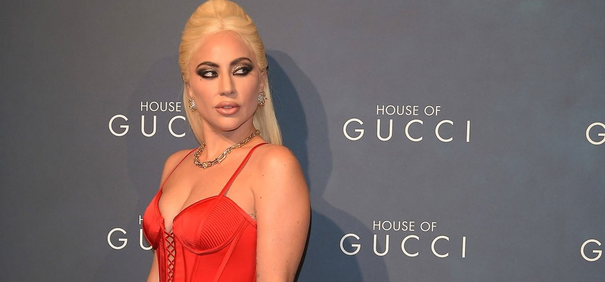 Lady Gaga őrülten szexi ruhában jelent meg A Gucci-ház olaszországi premierjén – fotók