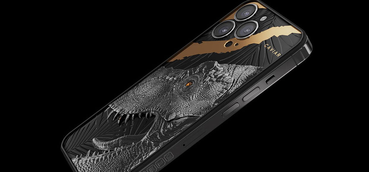 Íme az orosz iPhone tok, amiben valódi T-Rex fog van, de cserébe közel 3 millióba kerül – galéria