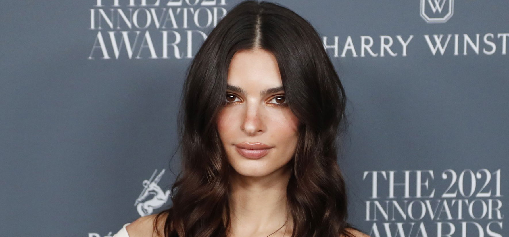 Emily Ratajkowski meztelenül is megmutatta magát – fotók