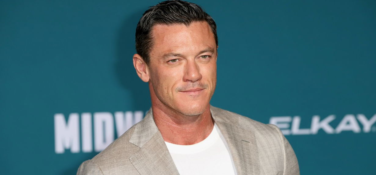 Igazi álompasi: Luke Evans olyan kockahasat villantott, hogy sajtot lehetne reszelni rajta – lesifotók