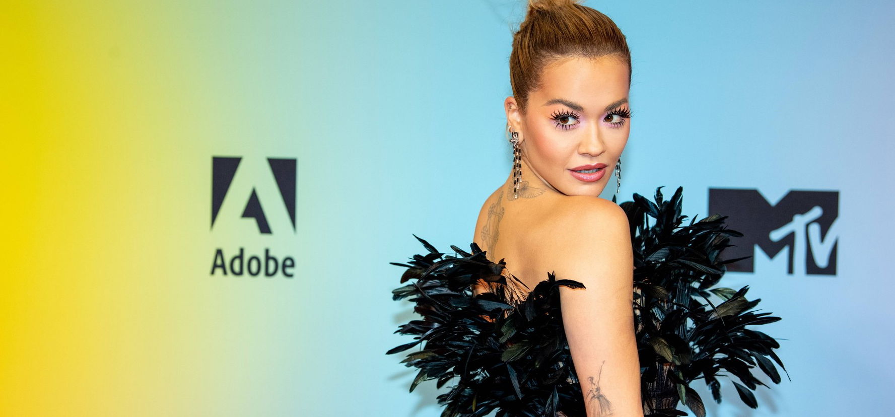 Rita Ora többször villantotta meg a melleit az Instagramon, mint kellett volna – fotók