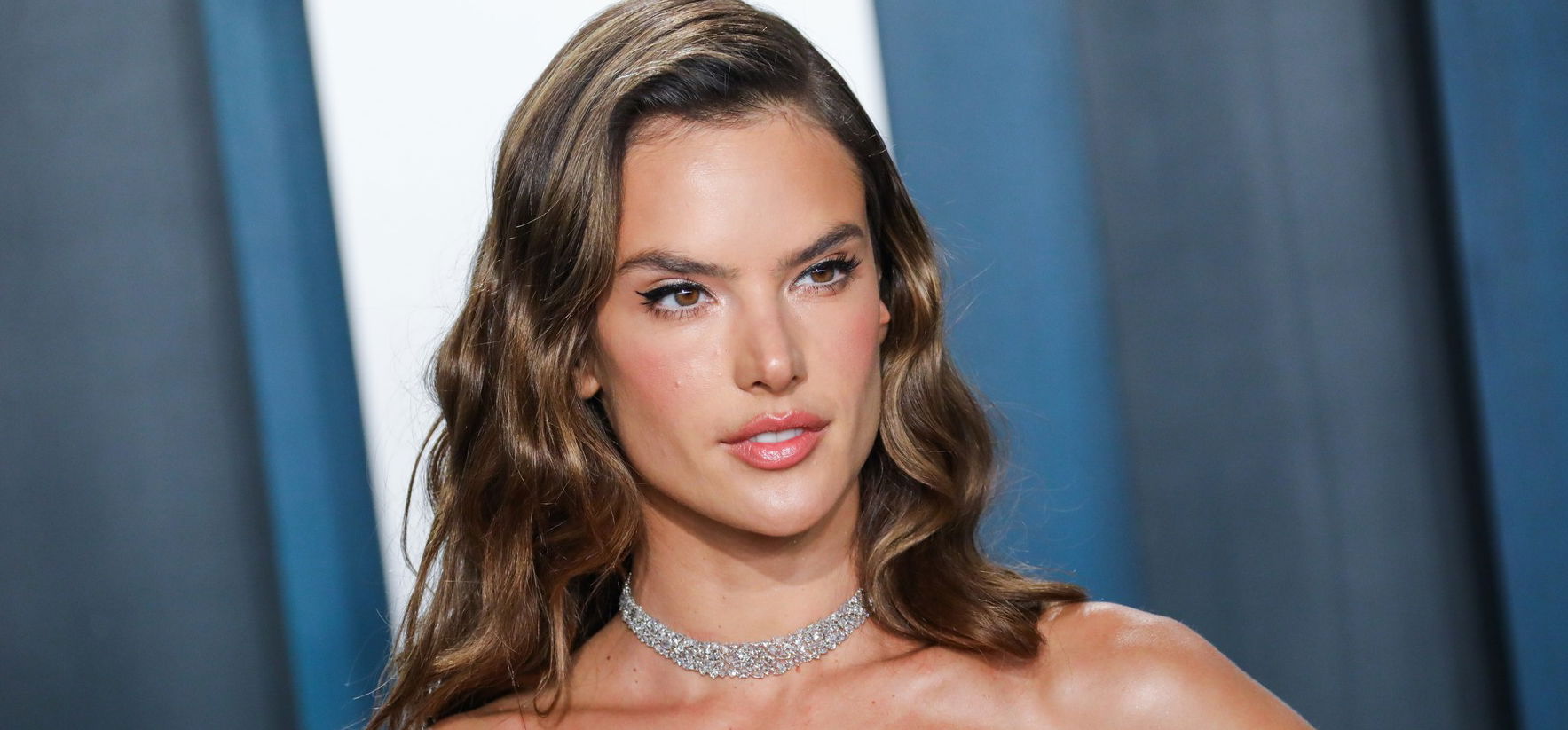 Alessandra Ambrosio és a tini lánya bikiniben élvezték a tenger hullámait – lesifotók