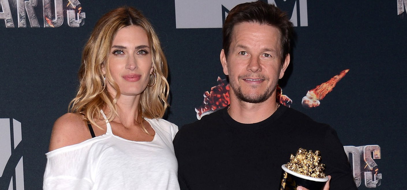 Szexi fürdőruhában élvezte a napsütést Mark Wahlberg és a felesége – fotók