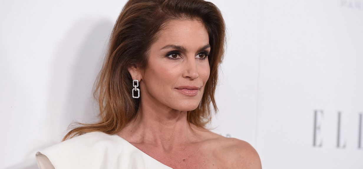 Kiábrándító: Cindy Crawford éppen az orrát túrta, mikor lesifotók készültek róla