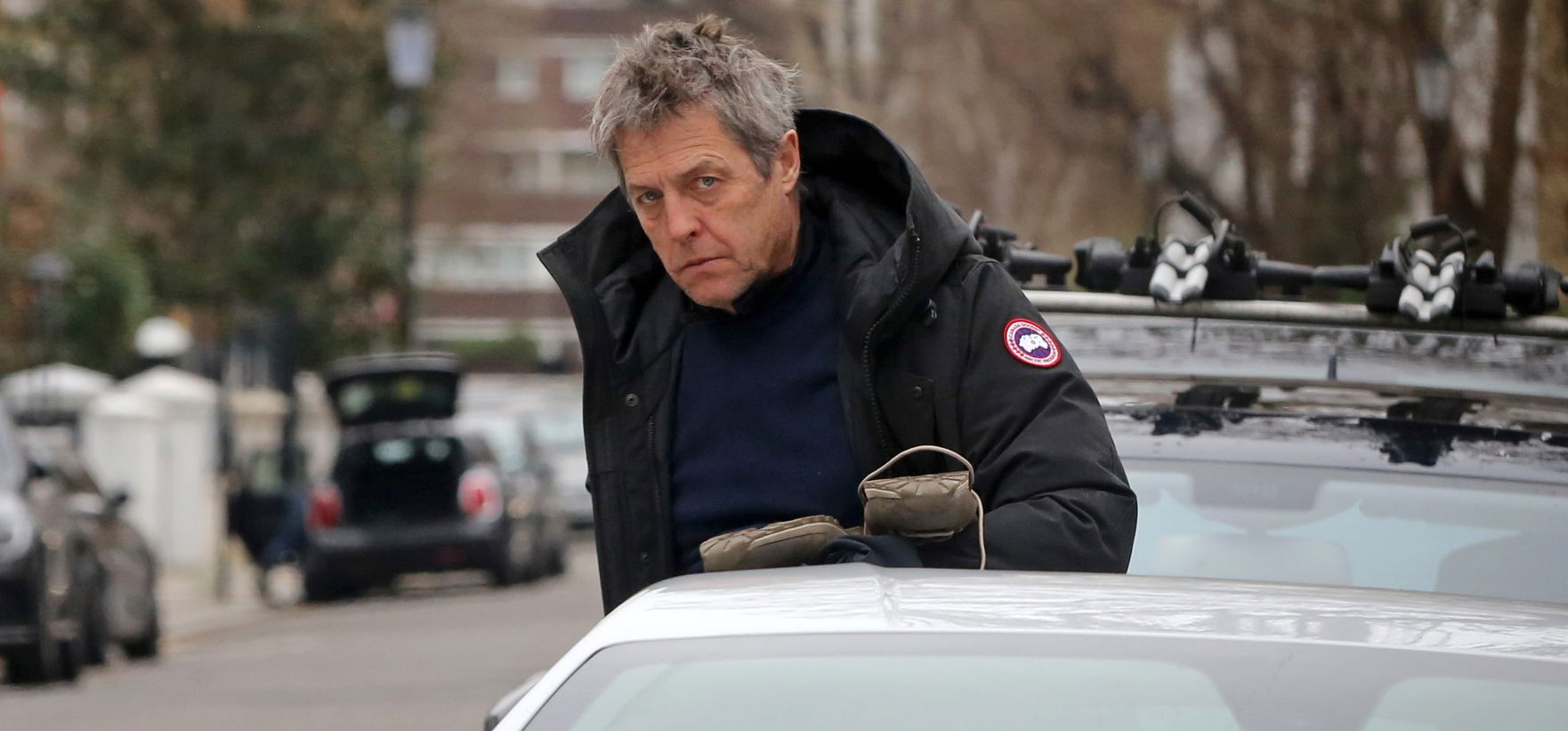 Hugh Grant Ferrarijától biztosan le fog esni az állad – fotók