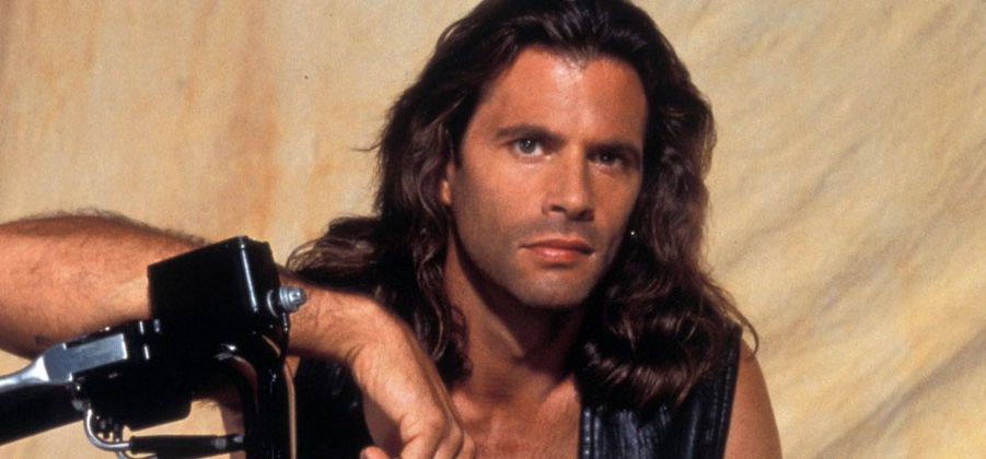 64 évesen is egy igazi szívtipró A fejvadász sztárja - Így néz ki manapság Lorenzo Lamas