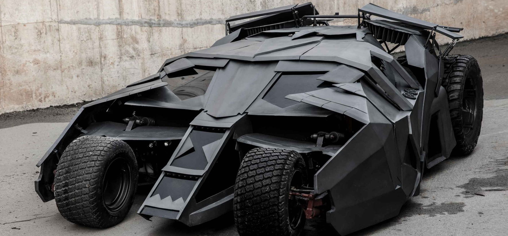 A legendás Batmobil nem falja a benzint, és most te is megszerezheted magadnak – galéria