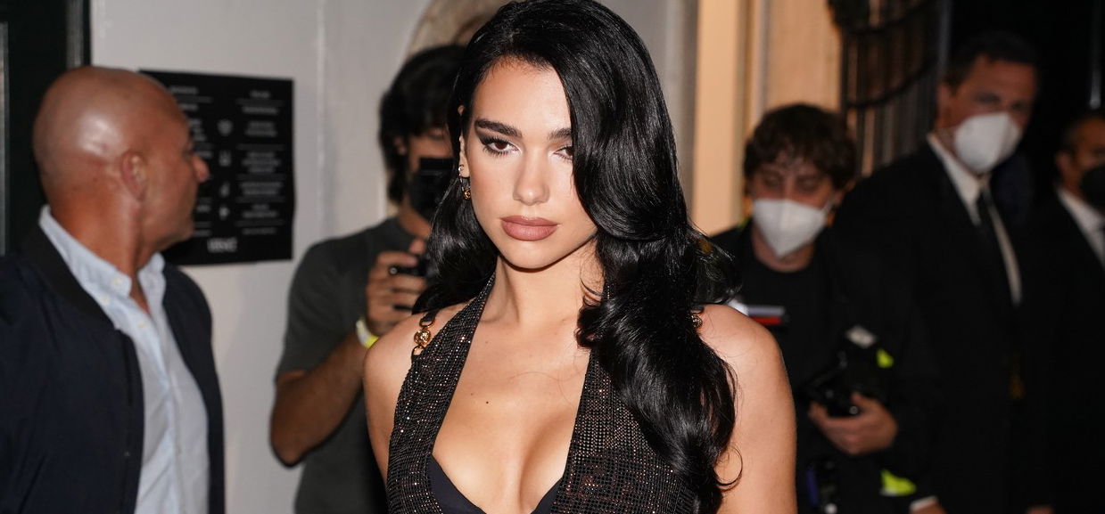 Dua Lipa falatnyi bikiniben mutatta meg a tökéletes testét - lesifotók
