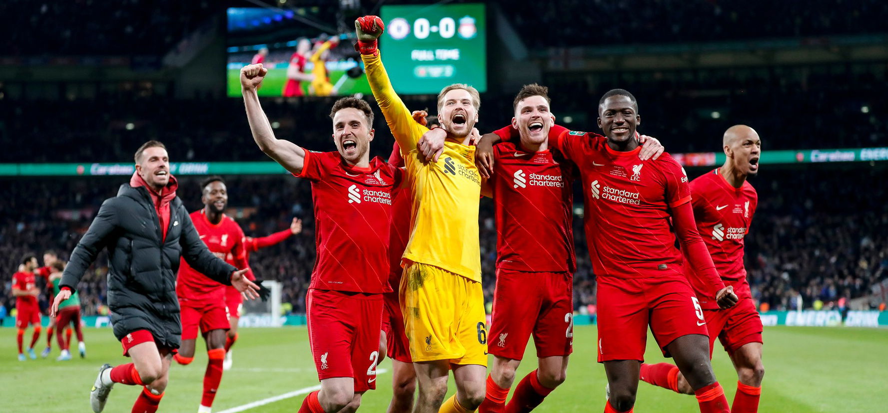 A Chelsea kapusa fölé lőtt, így a Liverpool nyerte meg az angol Ligakupát – galéria
