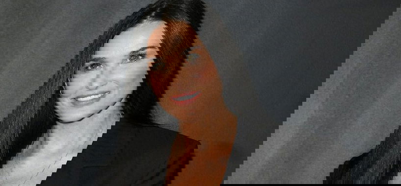 Hűha: Demi Moore nem vett fel melltartót a párizsi divathétre, elképesztően dögösen néz ki - fotók