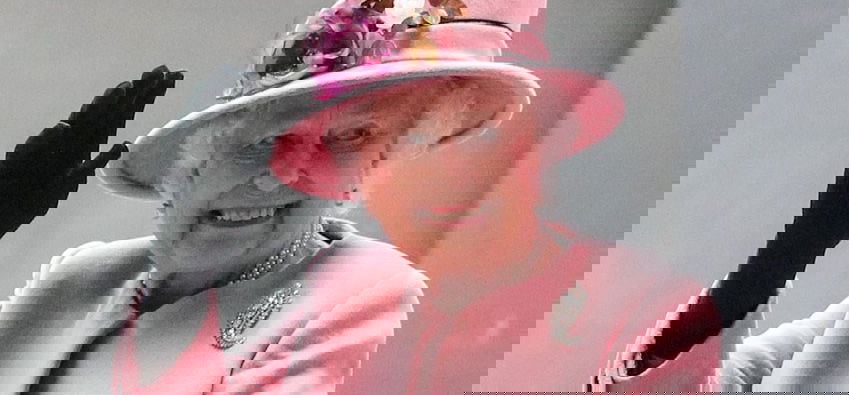 Brit királyi divat: II. Erzsébet a szivárvány szinte minden színében pompázott már - képek