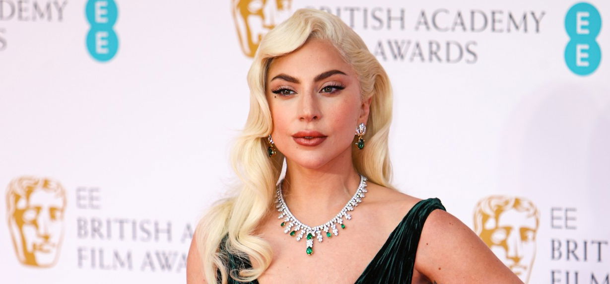 Lady Gaga büszkén mutogatta a melleit a vörös szőnyegen - képek