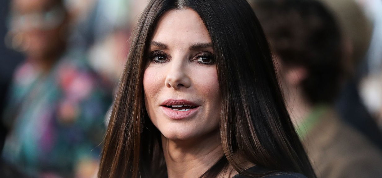 Sandra Bullock szinte köldökig kivágott ruhában kápráztatta el az embereket - képek