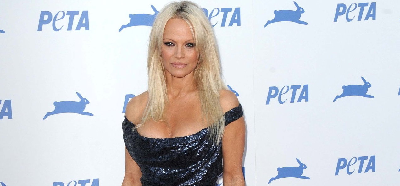 Pamela Anderson már nem csak a melleivel csalogat – fotók