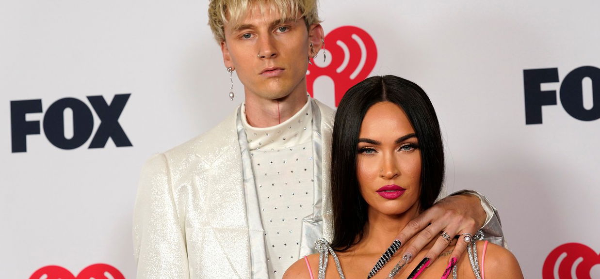 Mi történt Megan Fox pasijával? Felismerhetetlen lett Machine Gun Kelly - lesifotók