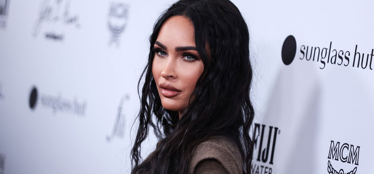 Megan Fox olyan dögös volt egy díjátadón, hogy ő jobban érdekelte az embereket, mint a győztesek