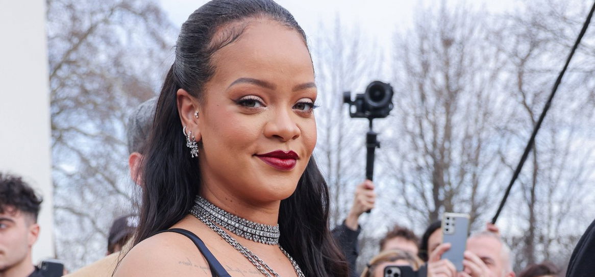 Nagyon megnőttek Rihanna mellei és nem is takargatja őket