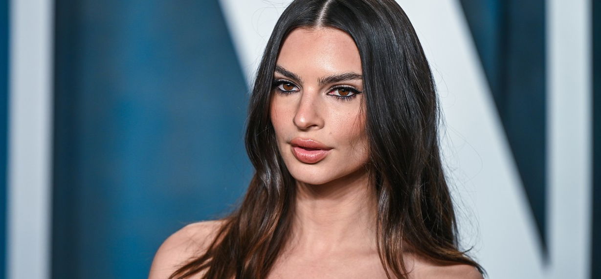 Emily Ratajkowski pillanatok alatt felforrósította New York utcáit a villantós ruhájában