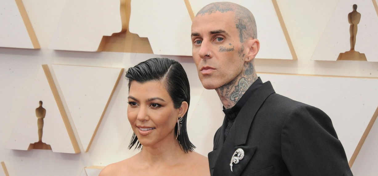 Kourtney Kardashian és Travis Barker végre meglépte – fotókon a nagy pillanat