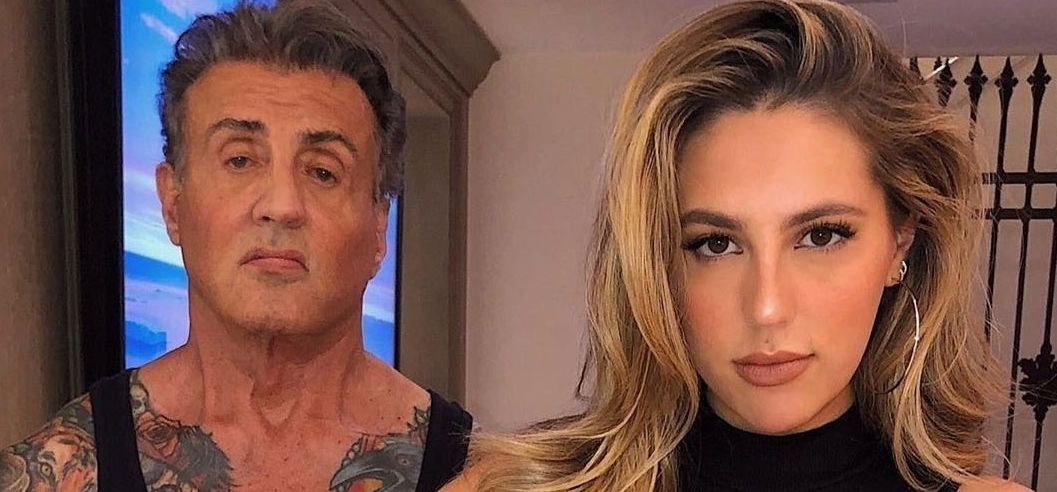 Hoppá: Sylvester Stallone lánya bikiniben randevúzik