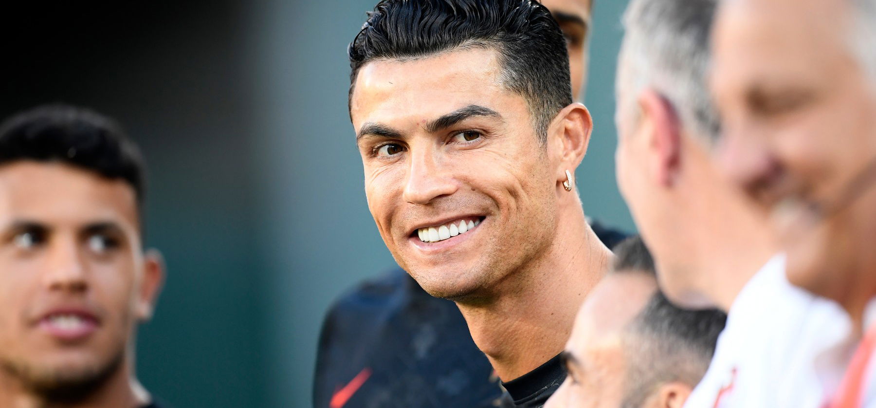 Így lazul Cristiano Ronaldo egy luxusjachton a bikinis barátnőjével