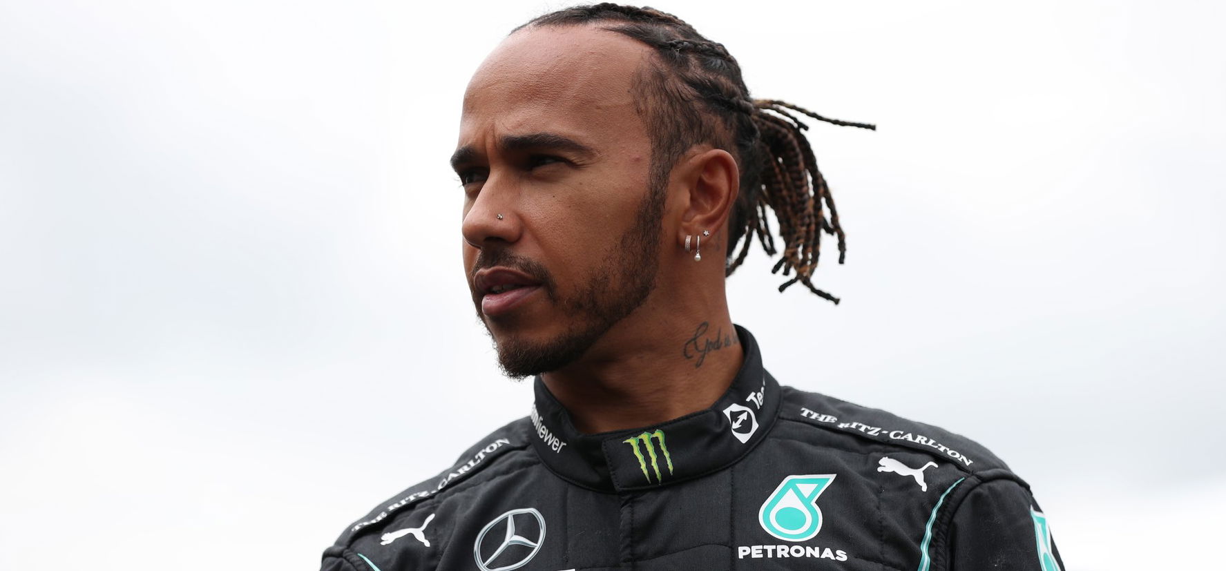 Nem fogod elhinni mibe vágott bele Lewis Hamilton – ilyen, amikor nem Forma-1-es autóban ül