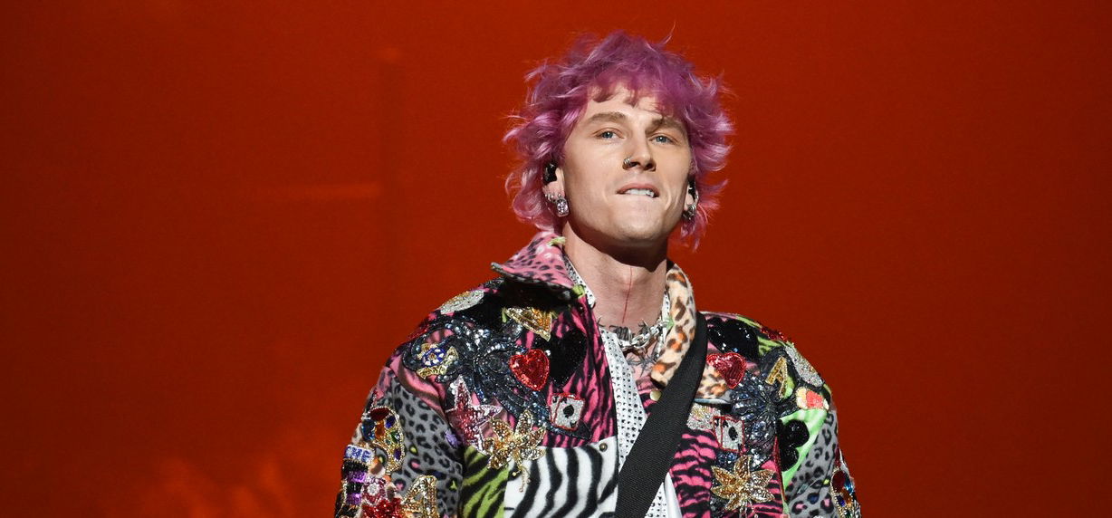 Machine Gun Kelly akkora rocksztárnak képzelte magát, hogy eltört egy pezsgőspoharat a fején - Nem lett jó vége