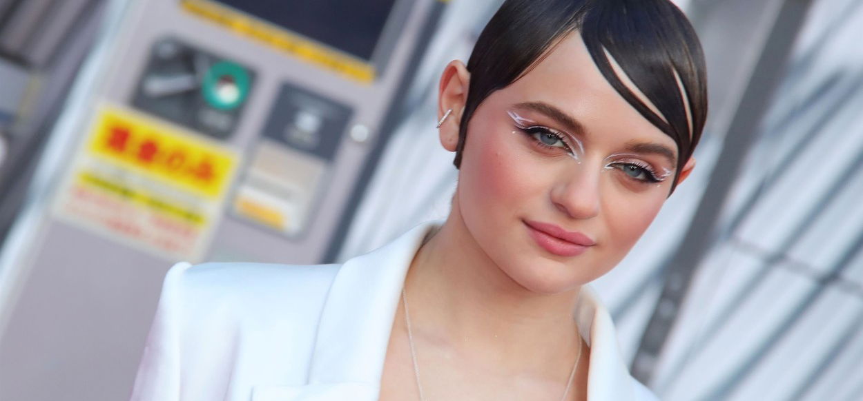 Joey King melltartó nélkül jelent meg az új filmje bemutatóján, mindenki a melleit nézte