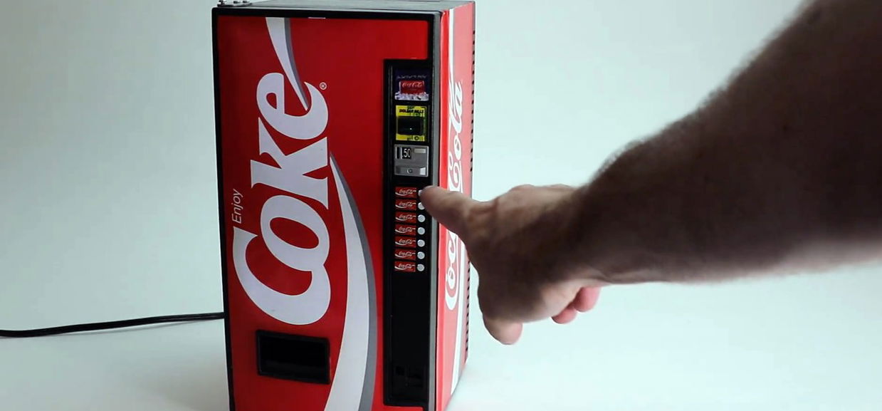 Igazi óriásnak érezheted magad ettől az ultramenő, működő mini Coca-Cola automatától