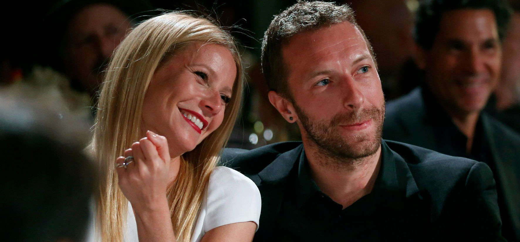 Bikiniben és kigombolt farmernadrágban bulizik Gwyneth Paltrow és Chris Martin lánya