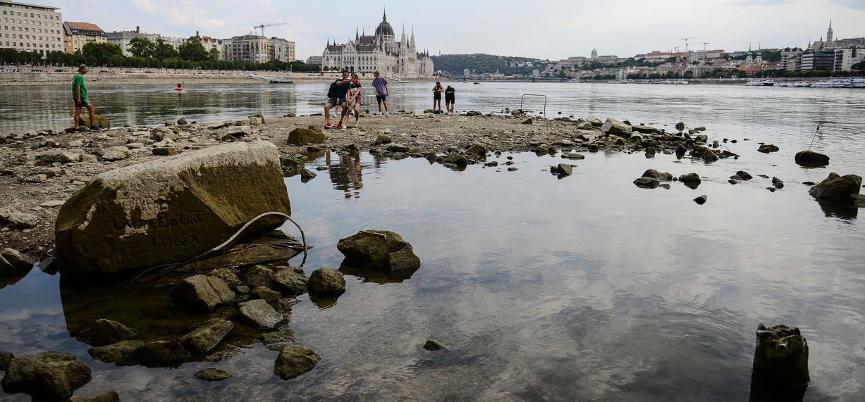 Megrázó képeken a "kiszáradt" Duna, ami Budapest elszomorító látványossága lett