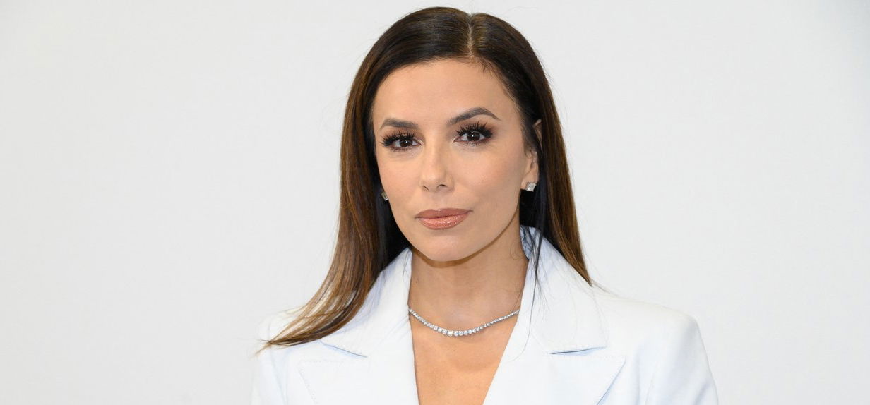 Eva Longoria elegánsan villantotta meg a melltartóját Párizsban