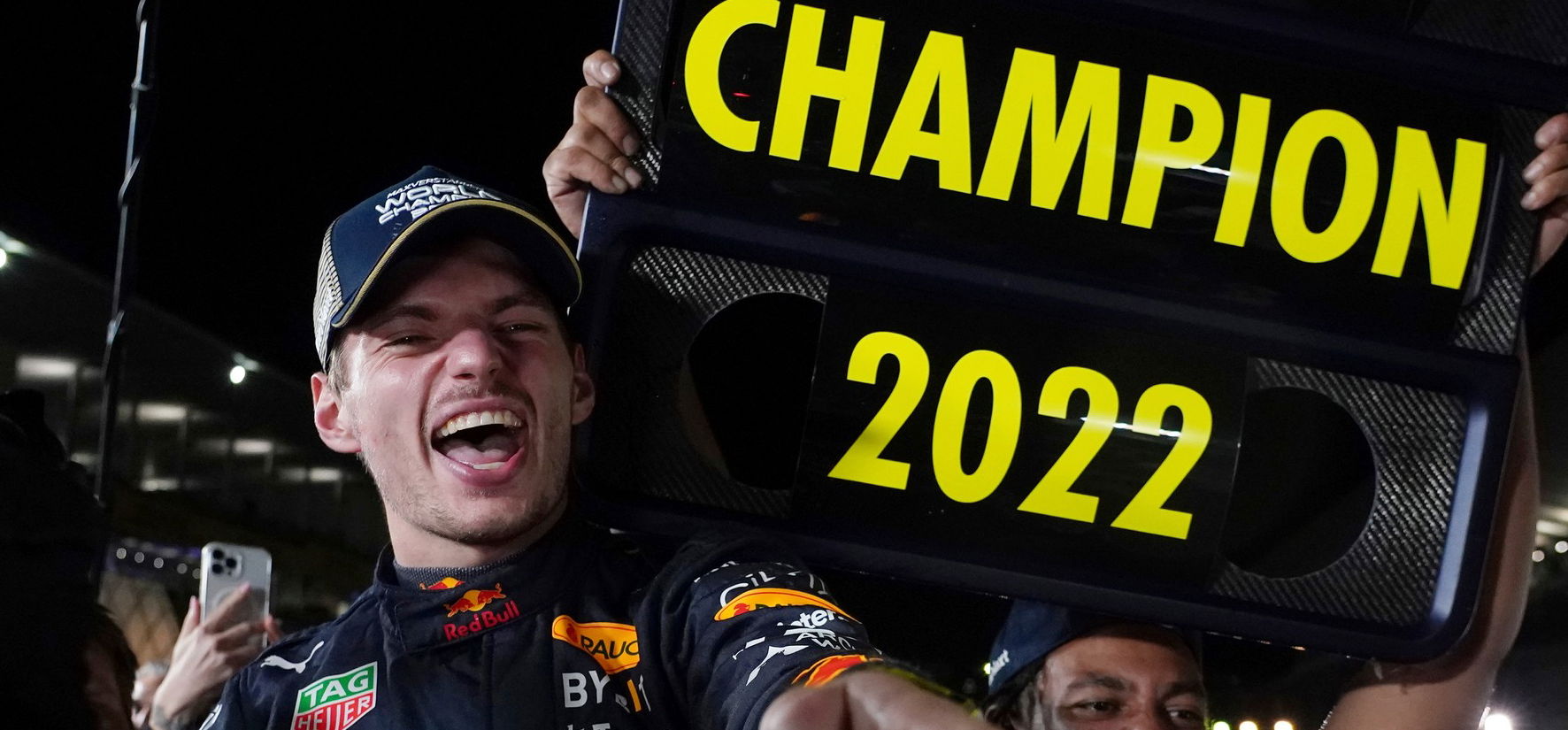 Ezt bizony nem mutatta a kamera: így ünnepelte Max Verstappen a csapattal a második világbajnoki címét