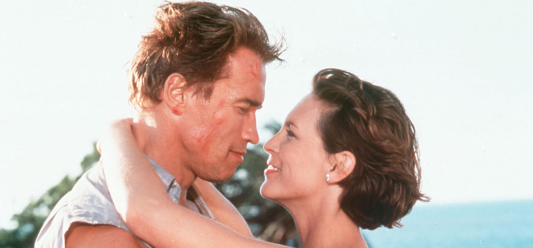 Emlékszel még a True Lies című filmre? Schwarzenegger hatalmas csókkal üdvözölte az egykori színésztárását