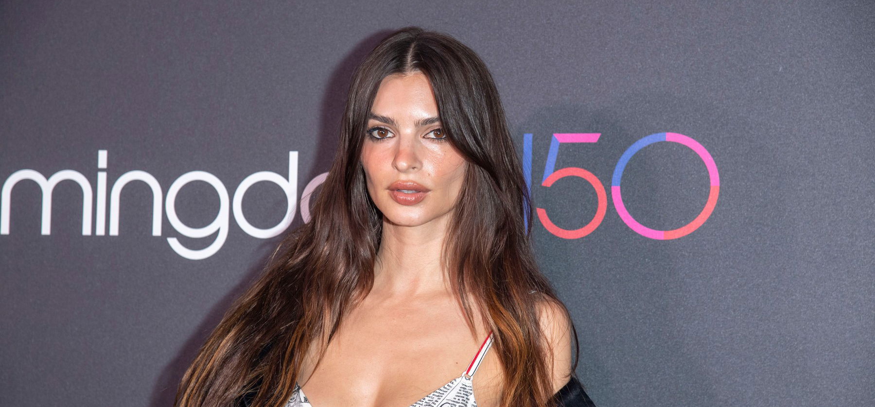 Emily Ratajkowski ruhája annyira átlátszott, hogy mindenét látni lehetett alatta