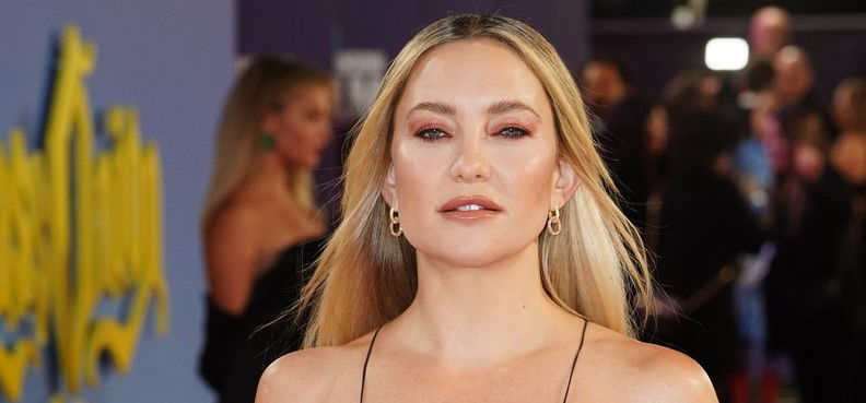 Kate Hudson melltartó nélkül bizonyította a vörös szőnyegen, hogy még mindig ő Hollywood egyik legdögösebb színésznője