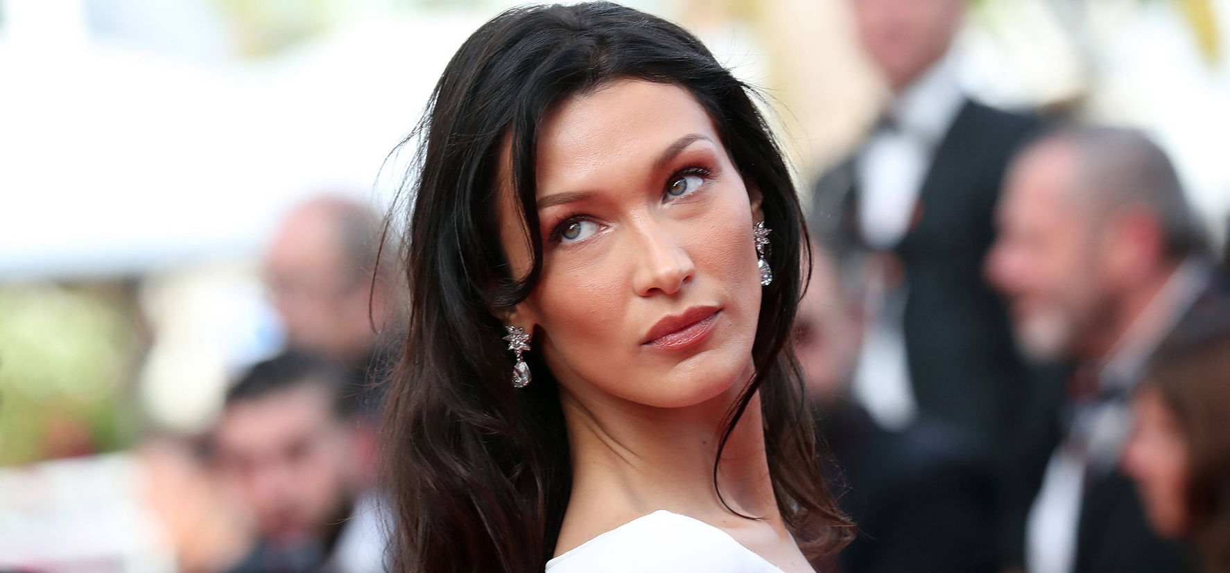 Bella Hadid mellei szinte kiestek a ruhából – őrülten izgató volt a modell