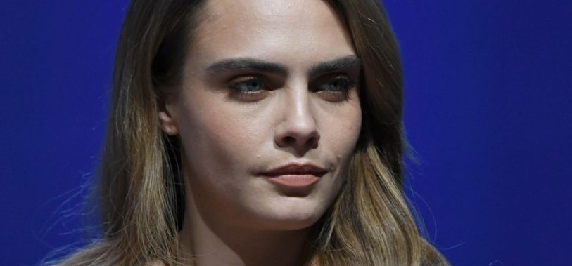 Cara Delevingne összeszedte magát, és rögtön felvett egy furcsa melltartót