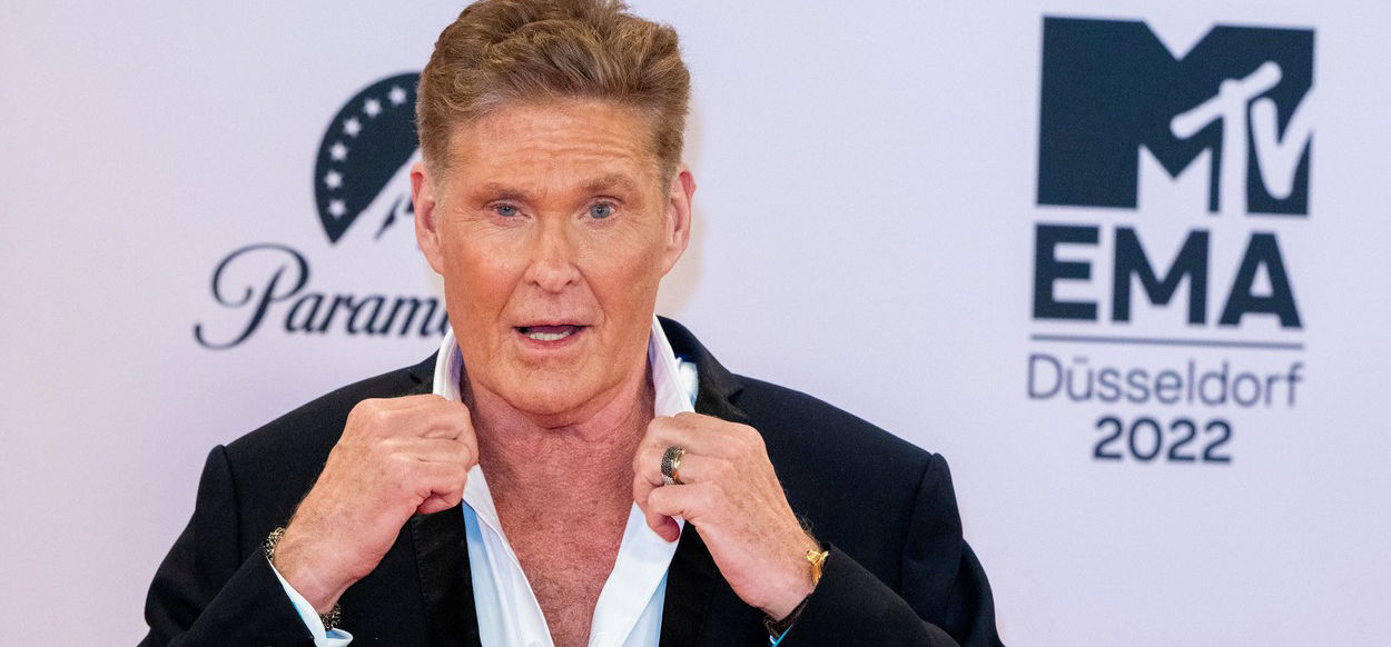 David Hasselhoff 70 évesen is egy igazi csődör: a kamerák kereszttüzében csókolta meg a dögös, szőke feleségét