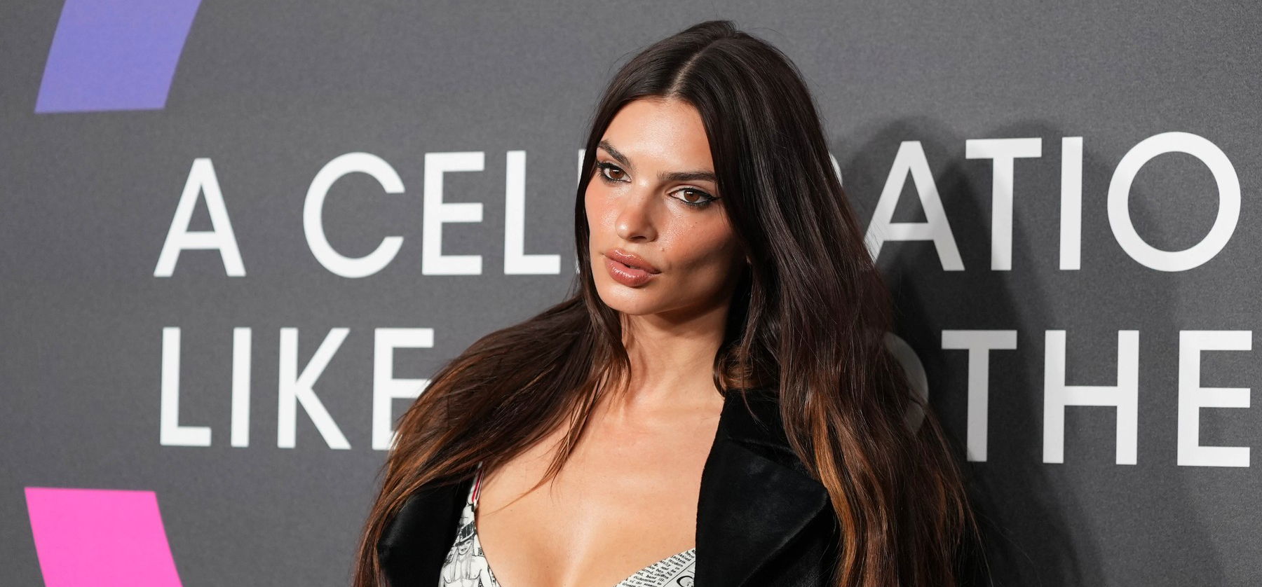 Emily Ratajkowski teste fájdalmasan tökéletes, és ezt bikinis fotókkal tudjuk bizonyítani