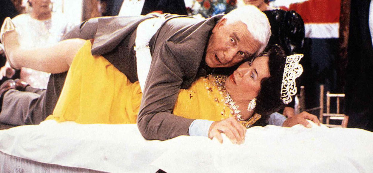 Leslie Nielsen 34 évvel ezelőtt megmentette II. Erzsébet életét minden idők legviccesebb filmjében